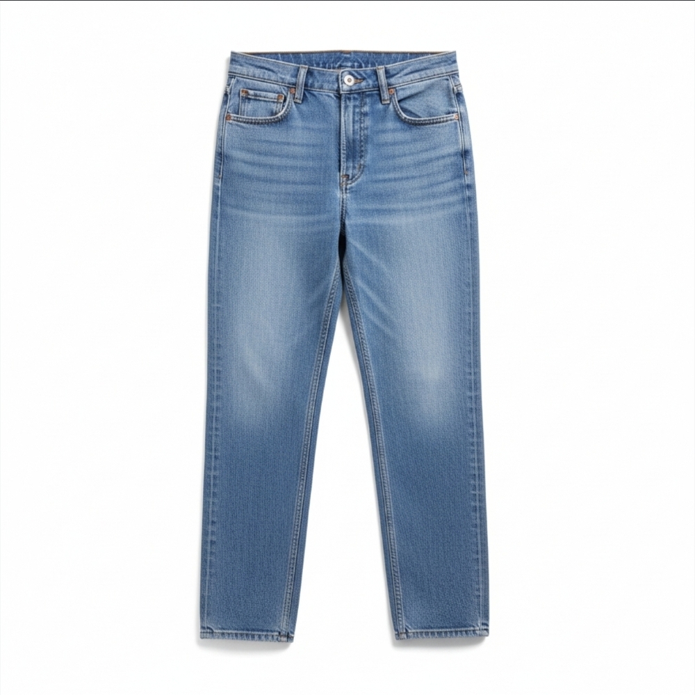 H&M Divided Light Wash High Waisted Mom Jeans - Size 6